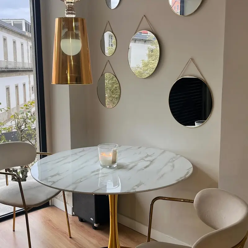 Mesa de mármol y espejos del salón